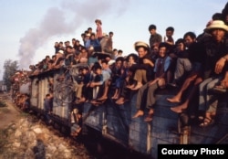 ទិដ្ឋភាព​នៃ​ការដឹកជញ្ជូន​តាម​រថភ្លើង​មកកាន់​ក្រុងភ្នំពេញ​នាឆ្នាំ​១៩៨០។​ (រូប​ផ្តល់​ឱ្យ​ដោយ​លោក​ John Burgess)​