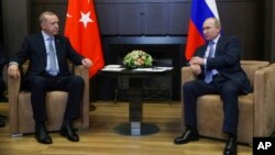 Presiden Rusia Vladimir Putin (kanan) dan Presiden Turki Recep Tayyip Erdogan di kediaman Bucharov Ruchei, kota peristirahatan Sochi di Laut Hitam, Rusia, 22 Oktober 2019. 