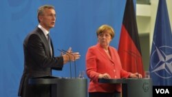 រូបឯកសារ៖ លោក Jens Stoltenberg​ អគ្គលេខា​អង្គការ​អូតង់​និង​លោក​ស្រី​អធិការបតី​អាល្លឺម៉ង់ ngela Merkel។
