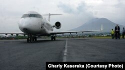 Un avion de la Mission des Nations unies au Congo a atterri sur la piste réhabilitée de l'aéroport de Goma, 3 aout 2015 (Charly Kasereka/VOA)