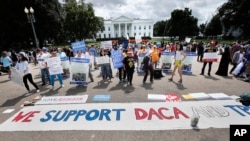 Para pendukung program DACA, berunjuk rasa di Pennsylvania Avenue, depan Gedung Putih, Washington D.C., 3 September 2017. (AP Photo/Pablo Martinez Monsivais)