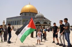 Jemaah Muslim Palestina berkumpul untuk salat di kompleks masjid al-Aqsa Yerusalem, situs tersuci ketiga Islam, 21 Mei 2021. (AFP)