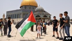 Palestinski muslimanski vernici okupljaju se na molitvama u kompleksu džamije al Aksa u Jerusalimu koja je treće najvažnije sveto mesto u islamu, 21. maja 2021. (Foto: AFP/Ahmad Gharabli)
