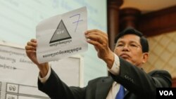 រូបឯកសារ៖ គណបក្ស​ប្រជាធិបតេយ្យ​មូលដ្ឋាន​​ ទទួលបាន​លេខ៧ ​សម្រាប់​ការបោះ​ឆ្នោត​ជ្រើស​រើស​តំណាងរាស្ត្រ​អណត្តិ​ទី៦ នៅរាជធានី​ភ្នំពេញ នៅថ្ងៃទី​២៩​ ខែ​ឧសភា​ ឆ្នាំ​២០១៨។ (ខាន់ សុគុំមនោ​/VOA) 