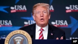 លោក​ប្រធានាធិបតី ដូណាល់ ត្រាំ ថ្លែង​នៅ​ក្នុង​ព្រឹត្តិការណ៍​មួយ​នៅ​ឧទ្យាន Bucky Dent Park ក្នុង​ក្រុង Hialeah រដ្ឋ Florida កាលពី​ថ្ងៃទី១៦ ខែមេសា ឆ្នាំ២០១៨។