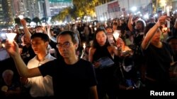 ពលរដ្ឋ​ហុងកុង​ចូលរួម​ប្រារព្ធ​គម្រប់​ខួប​៣០ឆ្នាំ​នៃការ​ធ្វើ​បាតុកម្ម​ទាមទារ​ប្រជាធិបតេយ្យ​នៅ​ទីលាន​ធានអានមិន​ដោយ​ដុត​ទាន​​នៅ​យប់​ថ្ងៃ​អង្គារ។