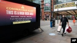 រូបឯកសារ៖ អេក្រង់ទូរទស្សន៍សាធារណៈមួយ បង្ហាញសារក្រើនរំឭកពលរដ្ឋអង់គ្លេស ឲ្យអនុវត្តវិធានការការពារខ្លួនពីជំងឺកូវីដ១៩ នៅទីក្រុង Manchesters ប្រទេសអង់គ្លេស កាលពីថ្ងៃទី២២ ខែកញ្ញា ឆ្នាំ២០២០។