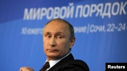 Prezident Putin 24-oktabr kuni Sochidagi chiqishida AQShni global xavfsizlikka tahdid solayotganlikda, barcha davlatlar nisbatan diktat o'rnatganlikda va Ukrainadagi beqarorlikda aybladi.