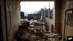 Warga Palestina memeriksa dampak serangan Israel di Rafah, Jalur Gaza, Sabtu, 10 Februari 2024. (Foto: AP)