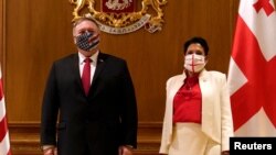美国国务卿蓬佩奥在第比利斯与格鲁吉亚总统萨洛梅·祖拉比什维利举行会晤。（2020年11月18日）