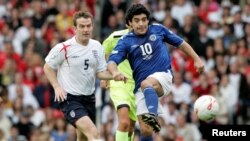 រូប​ឯកសារ​៖ អតីត​កីឡាករ​បាល់ទាត់​អាហ្សង់ទីន​លោក Diego Maradona (ពាក់អាវ​ពណ៌ទឹកប៊ិចលេខ១០) កំពុង​ប្រកួត​កីឡាបាល់ទាត់​ជាមួយ​នឹង​ក្រុម​បាល់ទាត់​អង់គ្លេស​​សម្រាប់​សប្បុរសធម៌ នៅ​ទីក្រុង Manchester ប្រទេស​អង់គ្លេស ថ្ងៃទី២៧ ខែឧសភា ឆ្នាំ២០០៦។ 