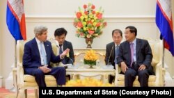 លោក John Kerry រដ្ឋមន្ត្រី​ការ​បរទេស​សហរដ្ឋ​អាមេរិក​ជួប​ពិភាក្សា​ទ្វេភាគី​ជាមួយ​លោក​នាយករដ្ឋមន្ត្រី​ ហ៊ុន សែន នៅ​វិមាន​សន្តិភាព​នៅ​រាជធានី​ភ្នំពេញ កាល​ពី​ថ្ងៃ​អង្គារ​ទី​២៦ ខែ​មករា ឆ្នាំ​២០១៦។