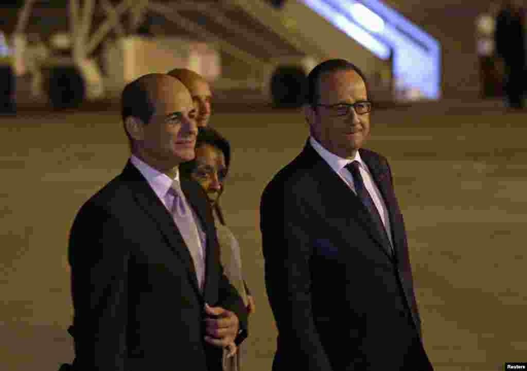 French President Francois Hollande (right) walks next to Cuba&#39;s Deputy Foreign Minister Rogelio Sierra at Jose Marti International Airport, Havana, May 10, 2015.