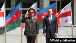 Gürcüstanın müdafiə naziri İrakli Alasaniya və Azərbaycanın müdafiə naziri Zakir Həsənov 