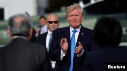 도널드 트럼프 미국 대통령이 14일 필리핀 마닐라에서 아시아 순방 일정을 마치고 전용기 '에어포스원'에 탑승하기 위해 마닐라 국제공항에 도착했다.