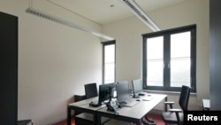 រូបភាពទូទៅក្នុងបន្ទប់នៃទីភ្នាក់ងាររបស់អាល្លឺម៉ង់⁣ដែលគ្មាន⁣មនុស្ស
ធ្វើការ។