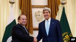 Menlu AS John Kerry (kanan) disambut oleh PM Pakistan Nawaz Sharif di Islamabad, Pakistan (1/8).