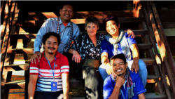 រូបថតឯកសាររបស់លោក ស្រី បណ្តូល ពេលថតជាមួយអ្នកគ្រូគំនូរ​ជនជាតិ​បារាំង​ Véronique Decrop និងមិត្តភក្តិ ក្រោយពេលពួកគេបានរួមគំនិតគ្នាបង្កើតអង្គការហ្វារពន្លឺសិល្បៈ។ (រូបថតផ្តល់ឲ្យដោយហ្វារពន្លឺសិល្បៈ)