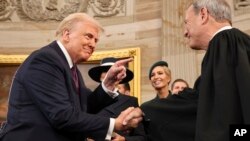 ประธานาธิบดีโดนัลด์ ทรัมป์ จับมือกับประธานตุลาการศาลสูง จอห์น โรเบิร์ตส หลังจากปฏิญาณตนรับตำแหน่งสมัยที่สอง เมื่อวันที่ 20 ม.ค. 2025 ที่อาคารรัฐสภาสหรัฐฯ