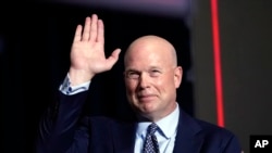 Mantan pelaksana tugas Jaksa Agung AS Matt Whitaker melambaikan tangan ke arah para hadirin yang hadir dalam acara Donald Trump di Des Moines, Iowa, pada 15 Januari 2024. (Foto: AP/Andrew Harnik)