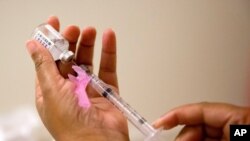 مرکز کنترل و پیشگیری از بیماری آمریکا توصیه می‌کند همه در ماه سپتامبر و یا اکتبر که در واقع پیش از آغاز فصل آنفلوانزا است واکسن آن را بزنند