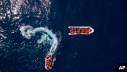 Des migrants libyens sont secourus par l'ONG espagnole Practiva Open Arms le 6 mai 2018.