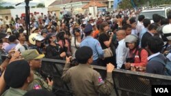 រូបឯកសារ៖ ក្បួនដង្ហែញតិ្ត​របស់​តំណាងរាស្រ្ត​គណបក្ស​ប្រឆាំង​ទៅ​ថ្វាយ​​ព្រះមហាក្សត្រ​​ត្រូវ​បាន​រារាំង​ដោយ​ការ​បិទផ្លូវ​​មួយ​សន្ទុះ​ធំ​ មុនពេលអនុញ្ញាត​ឲ្យ​ឆ្លង​កាត់​ពី​សំណាក់​អាជ្ញាធរ កាល​ពី​ថ្ងៃ​ទី៣០ ខែ​ឧសភា ឆ្នាំ​ ២០១៦។ (ហ៊ុល រស្មី/VOA)