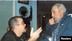 Mantan Presiden Kuba Fidel Castro berbicara pada Presiden Federasi Mahasiswa Kuba (FEU) Randy Perdomo dalam sebuah pertemuan di Havana, dalam foto yang diterbitkan Senin (2/2).