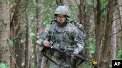 101 空降师女兵莎拉罗德里格兹正穿越树林接受战场医务证书测试