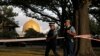 Des policiers patrouillent dans un parc à l'extérieur de la mosquée Al Noor à Christchurch, en Nouvelle-Zélande, le mercredi 20 mars 2019. (AP Photo/Vincent Yu)