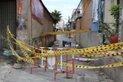 រូបឯកសារ៖ បារ៉ាស និងខ្សែរចងបិទផ្លូវចូលតំបន់ក្រហម ក្នុងសង្កាត់បឹងសាឡាង ខណ្ឌទួលគោក ក្នុងអំឡុងពេលបិទខ្ទប់ នៅរាជធានីភ្នំពេញ នៅថ្ងៃទី២៣ ខែមេសា ឆ្នាំ២០២១។ (កាន់ វិច្ឆិកា/វីអូអេ)