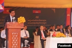 លោក ប៉ាន សូរស័ក្តិ រដ្ឋមន្ត្រីក្រសួងពាណិជ្ជកម្ម​ថ្លែងនៅក្នុងពិធីសម្ពោធបើកការដ្ឋានសាងសង់ «ផ្សារដារ»។ (រូបថតដកស្រង់ពីហ្វេសប៊ុកក្រសួងពាណិជ្ជកម្ម)