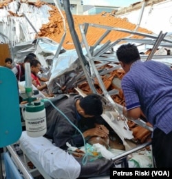 Proses evakuasi pasien yang tertimpa atap ambruk di pavilliun 7 Ruang Syaraf RSAL Dr. Ramelan Surabaya.