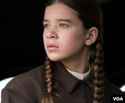 Hailee Steinfeld berperang sebagai Mattie Ross, anak muda yang mencari pembunuh ayahnya.