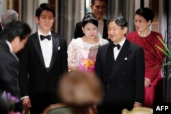 Putra Mahkota Naruhito dan Putri Mahkota Masako menghadiri pesta pernikahan mantan Putri Jepang Ayako Moriya (tengah) dan suaminya Kei Moriya di Tokyo, 30 Oktober 2018.