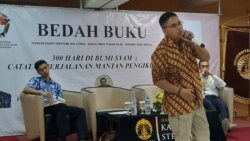 Mantan pengikut ISIS, Febri Ramdani (baju batik) dalam peluncuran sekaligus bedah bukunya yang berjudul “300 Hari di Bumi Syam" di Jakarta, Selasa (11/2). (VOA/Fathiyah)