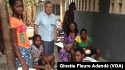 SOS vidomègon, une baraque construite au cœur du marché Dantokpa pour apprendre à lire et à écrire aux enfants placés à Cotonou, Bénin, le 13 juin 2019. (VOA/Ginette Fleure Adandé)