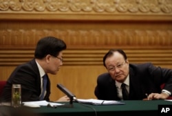 2015年3月10日新疆维吾尔自治区主席雪克来提•扎克尔（右）和党委书记张春贤在两会期间的新疆代表团会议上
