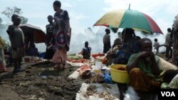Les personnes déplacées de la ville de Sake se réunissent au camp de Mugunga sur la route de Goma, en RDC, 23 Novembre 2012. (G. Joselow.VOA)