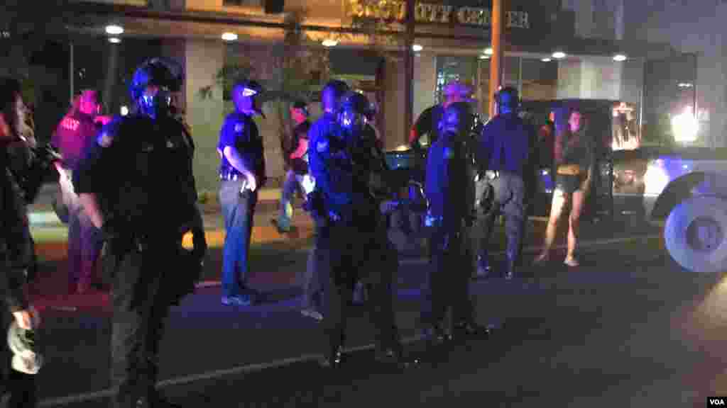 A group of young people who started to chant in support of Trump were approached by protesters. When they tried to back their truck into a group of people, police intervened and asked them to leave. (Photo: Celia Mendoza / VOA)
