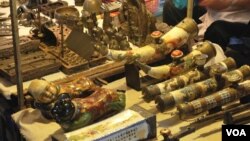 去老挝首都万象购买象牙制品的顾客，大多来自中国。（美国之音朱诺拍摄，2018年2月18日）