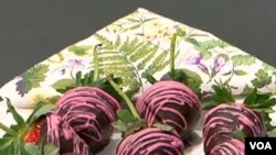 Menurut pakar nutrisi Tammy Roberts, manfaat makan arbei yang dilapisi cokelat adalah keduanya mengandung antioksidan yang penting bagi fungsi kekebalan dan mencegah infeksi.