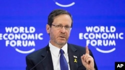 Presiden Israel Isaac Herzog berbicara dalam Forum Ekonomi Dunia di Davos, Swiss, pada 18 Januari 2024. (Foto: AP/Markus Schreiber)