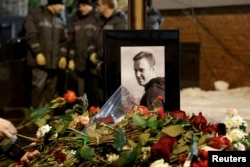 Orang-orang meletakkan bunga di makam politisi oposisi Rusia Alexey Navalny setelah pemakamannya di pemakaman Borisovskoe di Moskow, Rusia, 1 Maret 2024. (Foto: Reuters)