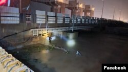 ស្ថានភាព​ទឹកជំនន់​ស្ទឹង​ព្រែក​ត្នោត​នៅ​ភាគ​ខាង​​លិច​​និង​ខាង​ត្បូង​រាជធានី​ភ្នំពេញ​និង​ក្នុង​​ខេត្ត​កណ្តាល បាន​ឈាន​ដល់​កម្រិត​ប្រកាស​អាសន្ន​កាល​ពី​យប់​ថ្ងៃ​អង្គារ។ (រូបថត​ពី​ហ្វេសប៊ុក​ក្រសួង​ធនធានទឹក និង​ឧតុនិយម)