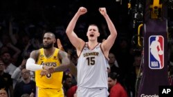 Nikola Jokic des Denver Nuggets célèbre la victoire de son équipe contre les Lakers de Los Angeles le 22 mai 2023, à Los Anges. Denver a gagné 113-111 pour remporter la série.
