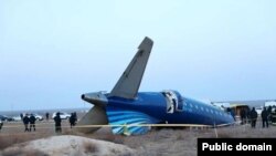 На месте падения сбитого российским ПВО гражданского самолета "Азербайджанских авиалиний” на территории Казахстана. Архивное фото.