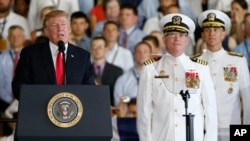 Presiden Donald Trump, kiri, meresmikan USS Gerald R. Ford sementara Komandan kapal tersebut Kapten Richard McCormack, paling kanan, mendengarkan di atas kapal induk bertenaga nuklir USS Gerald R. Ford yang baru diresmikan di Pangkalan AL Norfolk, Virginia, Sabtu 22 Juli 2017 (foto: AP Photo/Steve Helber)