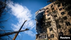 러시아군 미사일로 파손된 우크라이나 중남부 아파트를 31일 당국이 중장비를 동원해 수습하고 있다. 