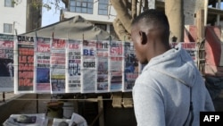 በወቅታዊ ዘገባዎች ላይ የሚተነትኑ ጋዜጦች ለሽያጭ በጎዳና ላይ ዳካር፤ ሴኔጋል እአአ የካቲት 16/2024